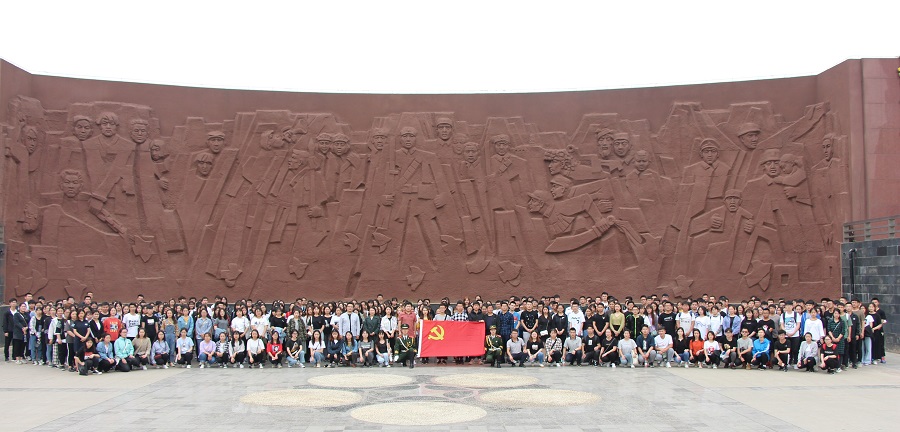 明德學院組織師生參加《西安日報》“西安解放70周年”主題活動