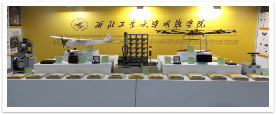 西安市委常委、副市長高杲在青博會(huì)聽取明德學(xué)院師生講解設(shè)計(jì)作品