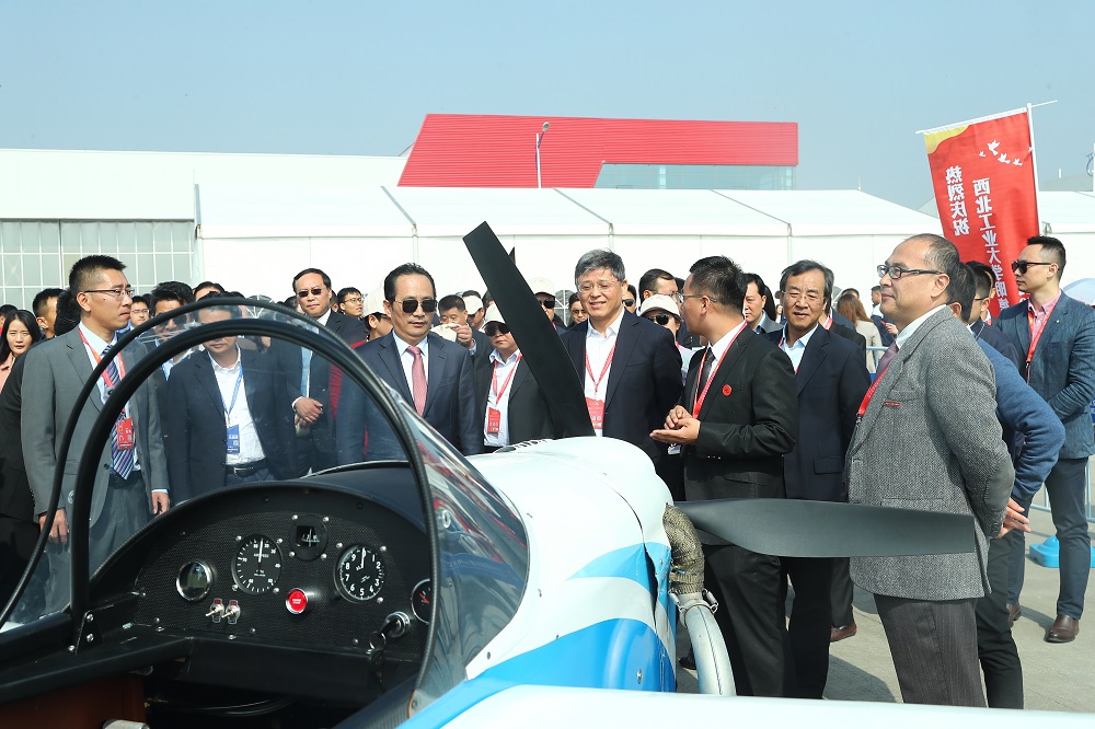 明德學(xué)院校友陳墨向母校捐贈飛機(jī)獻(xiàn)禮20周年院慶