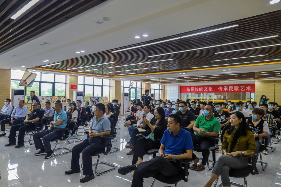 “西部歌王”王向榮老師走進西安明德理工學院