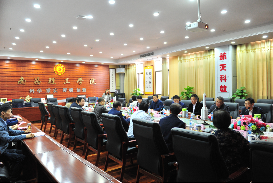 懷若渴知欲去求索，載累累碩果歸己用 ——集團董事局主席袁漢源帶隊考察優(yōu)秀兄弟院校