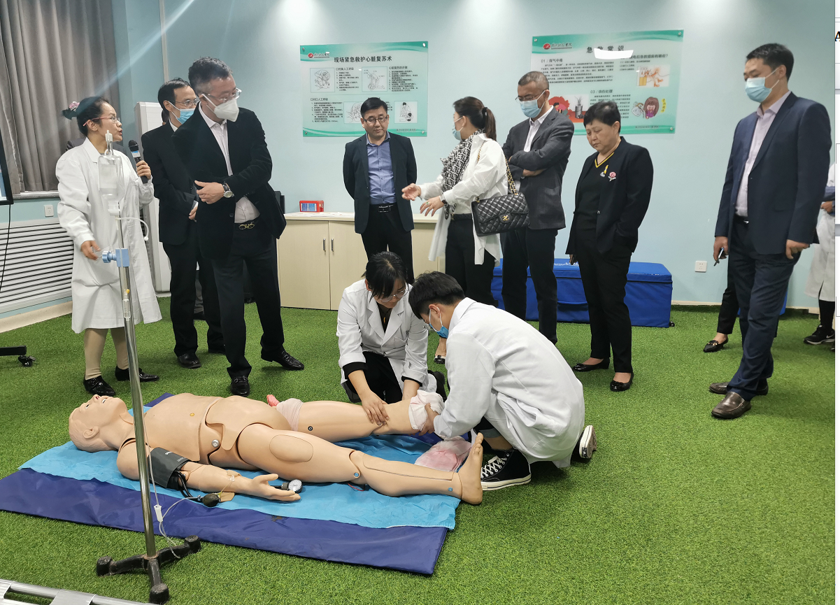 懷若渴知欲去求索，載累累碩果歸己用 ——集團董事局主席袁漢源帶隊考察優(yōu)秀兄弟院校