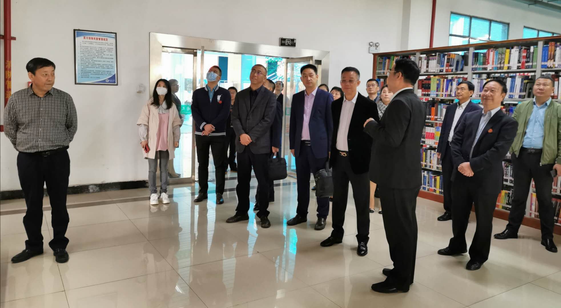 懷若渴知欲去求索，載累累碩果歸己用 ——集團董事局主席袁漢源帶隊考察優(yōu)秀兄弟院校