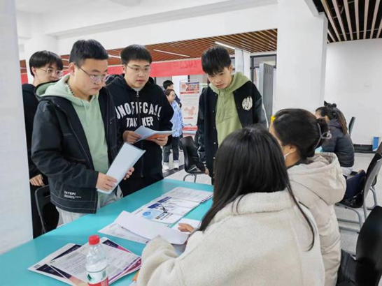 穩(wěn)就業(yè) 謀合作 促供需 西安明德理工學(xué)院舉辦西安市高新區(qū)人才引進(jìn)專場(chǎng)招聘會(huì)