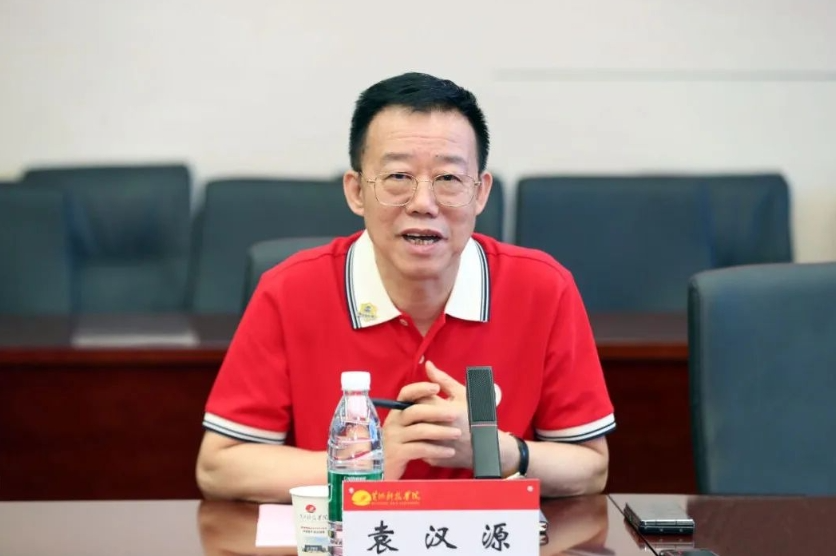 與中國民辦高校先行者同行 共赴教育高質(zhì)量發(fā)展新未來——集團(tuán)董事局主席、總裁袁漢源先生率團(tuán)赴黃河科技學(xué)院考察交流