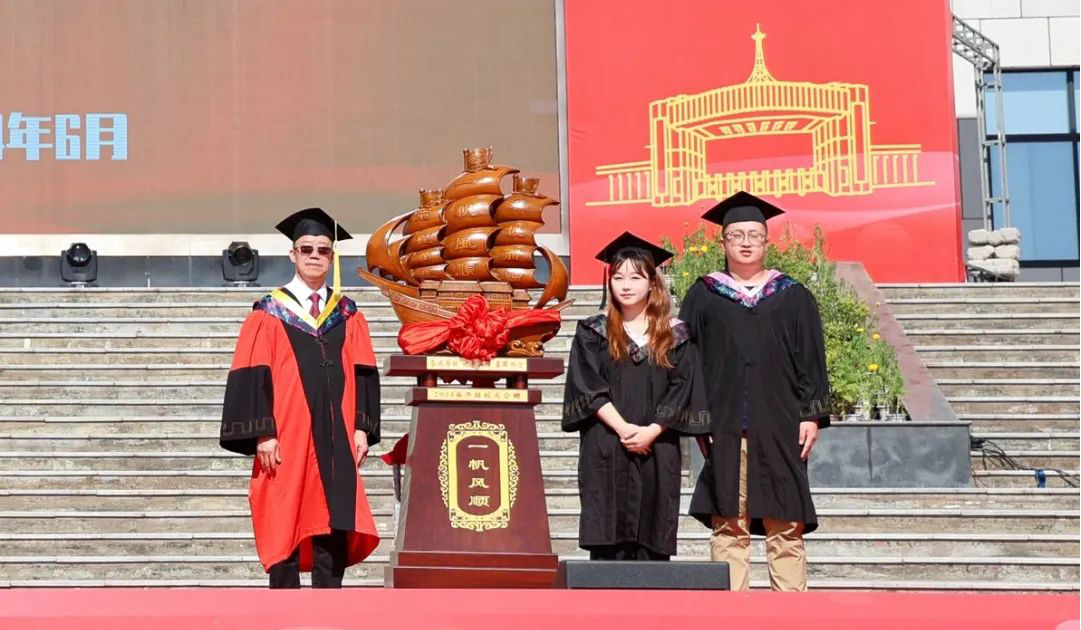攜青春之志 赴星辰大?！靼裁鞯吕砉W院舉行畢業(yè)季系列活動