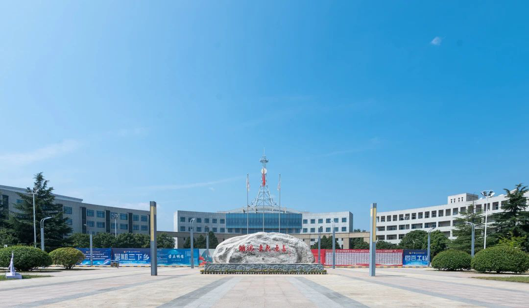 新氣象 新起點(diǎn) 西安明德理工學(xué)院新學(xué)期起航 新?；照絾⒂? title=