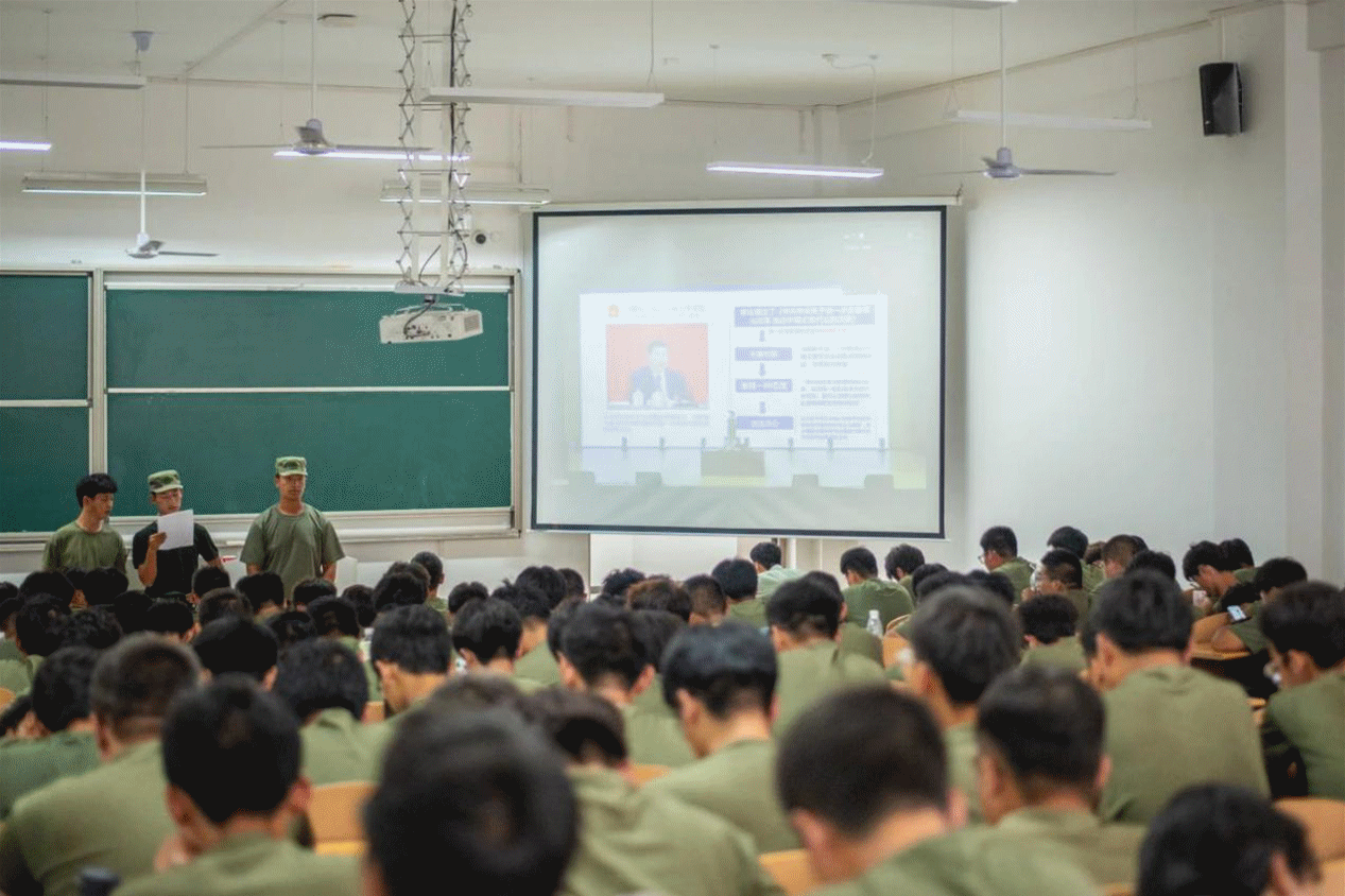 加強(qiáng)思政教育 砥礪奮斗精神 西安明德理工學(xué)院黨委書記馬川鑫為2024級(jí)新生講授入學(xué)教育課