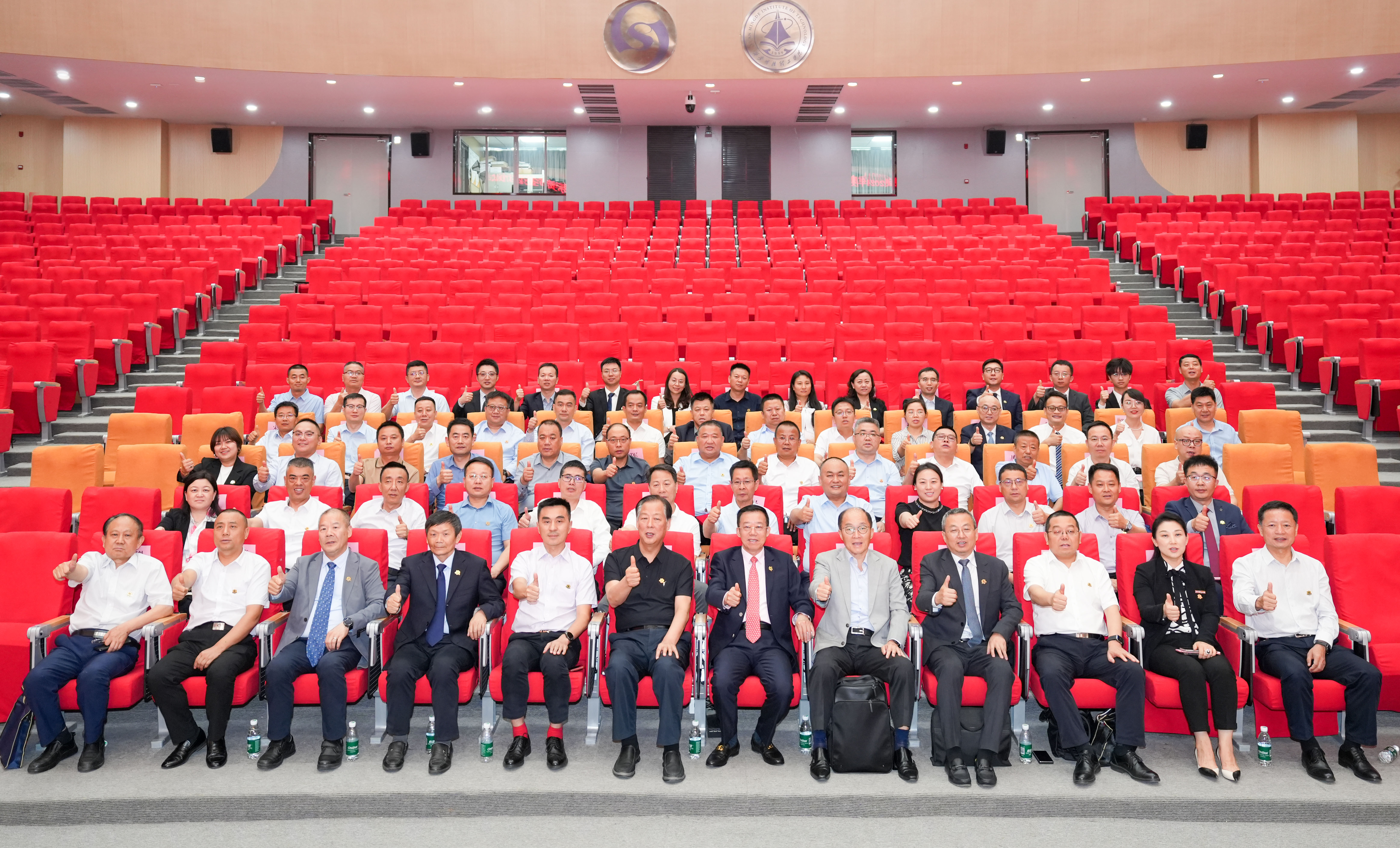 聚焦戰(zhàn)略 壓實(shí)責(zé)任 奮力開創(chuàng)高質(zhì)量發(fā)展新局面 金葉科教集團(tuán)2025年經(jīng)營(yíng)管理專題會(huì)、兩優(yōu)兩先表彰大會(huì)暨目標(biāo)責(zé)任書簽訂儀式圓滿舉行